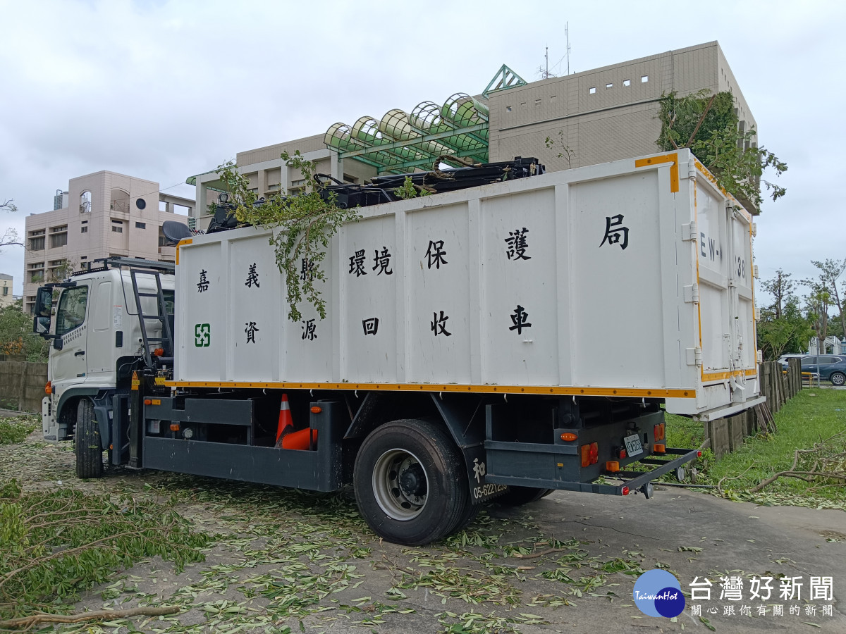 丹娜絲颱風重創嘉義縣，縣府第一時間啟動災害應變機制，環保局及各鄉鎮市清潔隊全力投入災後清理與環境復原工作／嘉義縣府提供
