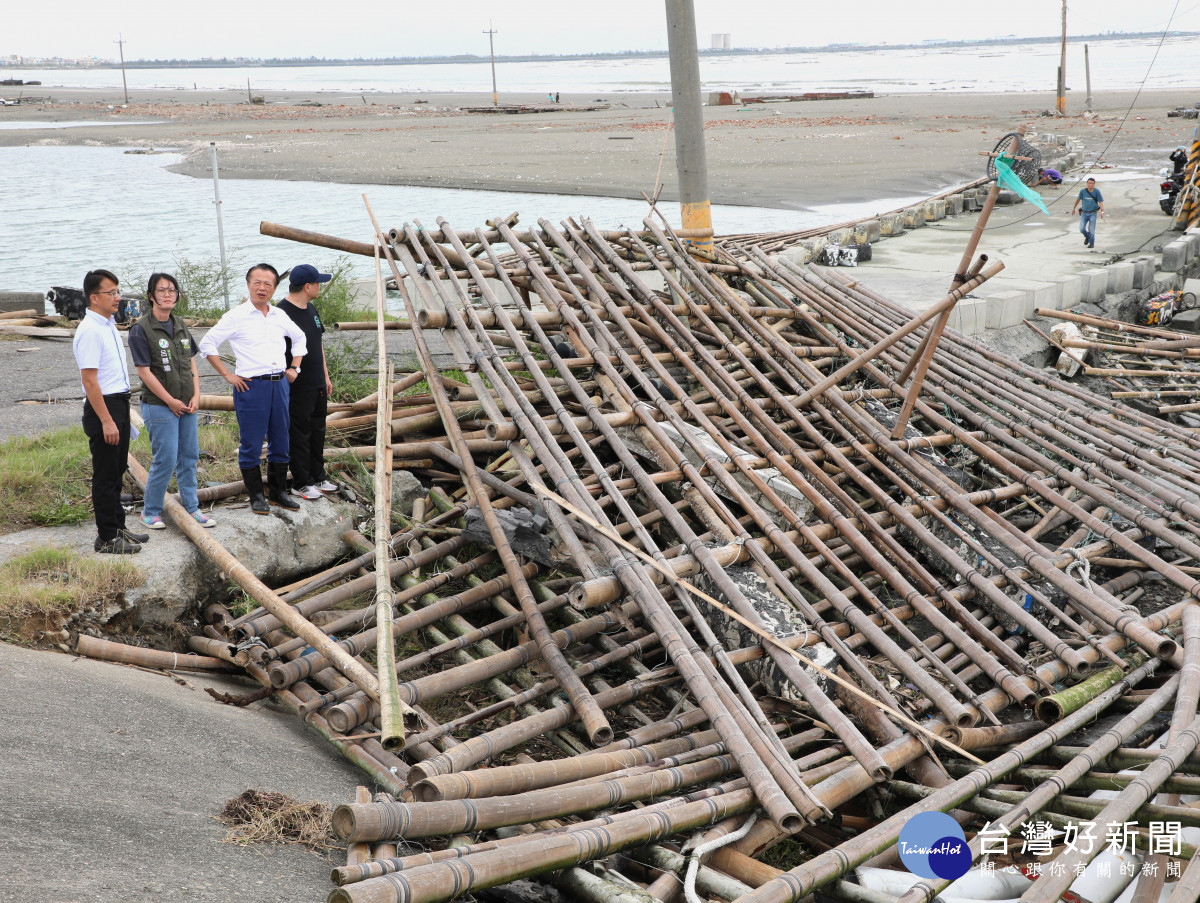 嘉義秘境白水湖壽島堤防邊層層堆疊著從海上被打上岸的蚵棚／嘉義縣府提供