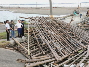 嘉義秘境白水湖壽島堤防邊層層堆疊著從海上被打上岸的蚵棚／嘉義縣府提供