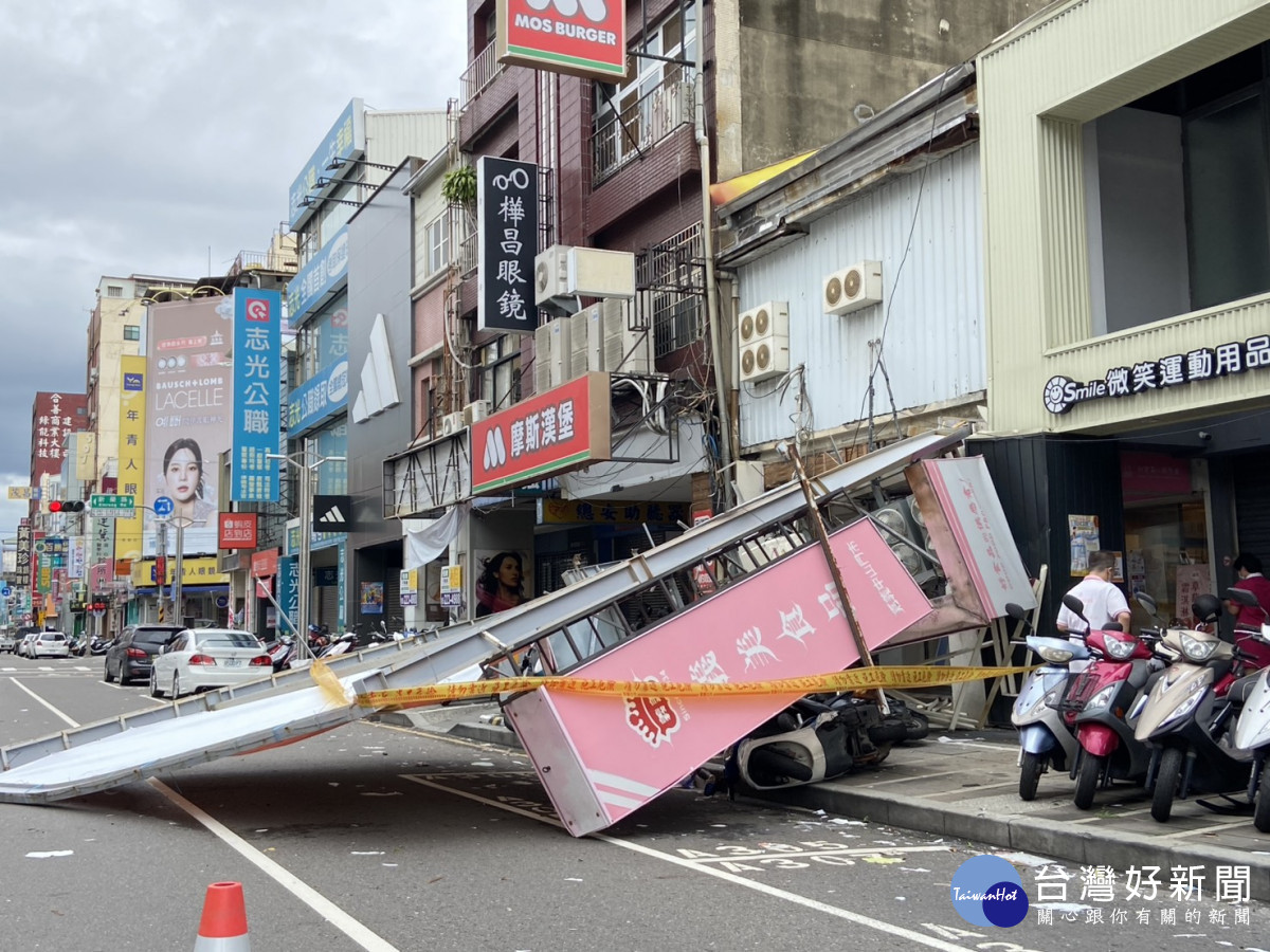 嘉義市中山路商家招牌傾倒砸中路旁機車／林詩涵攝影