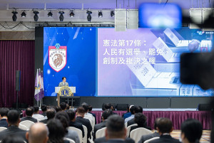 總統賴清德近日分別針對國家、團結、憲政體制、國防、外交、兩岸、民主、和平、繁榮、均衡台灣等10個主題，進行「團結國家十講」。照片為賴清德於6月29日晚間進行第三講「憲政體制」。（圖／資料照片，圖源：總統府Flickr）