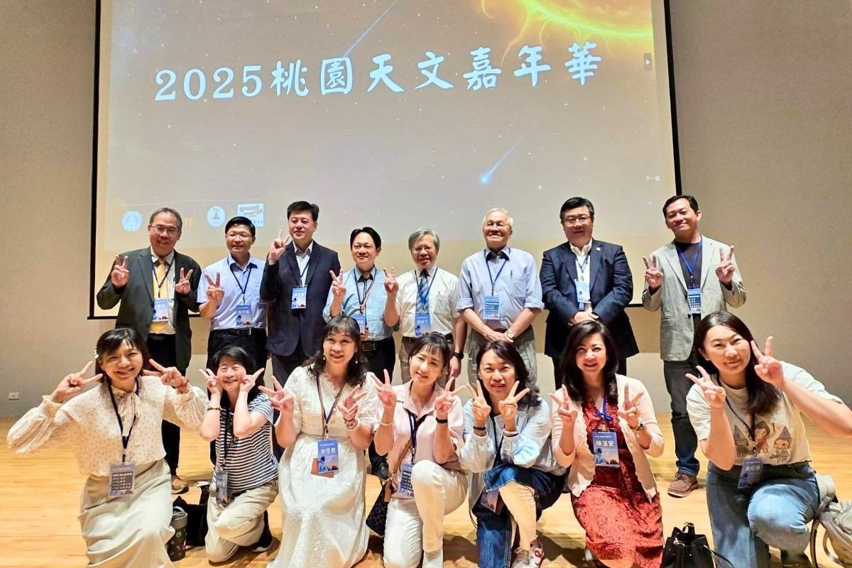 後排右起：中大物理系陳俞融主任、中大學術基金會陳玠董事、中大天文所葉永烜院士、中大蕭述三校長、桃市圖施照輝館長、教育局林光偉專門委員、桃園高中徐宗盛校長、中大USR江康鈺主任。<br />
<br />
