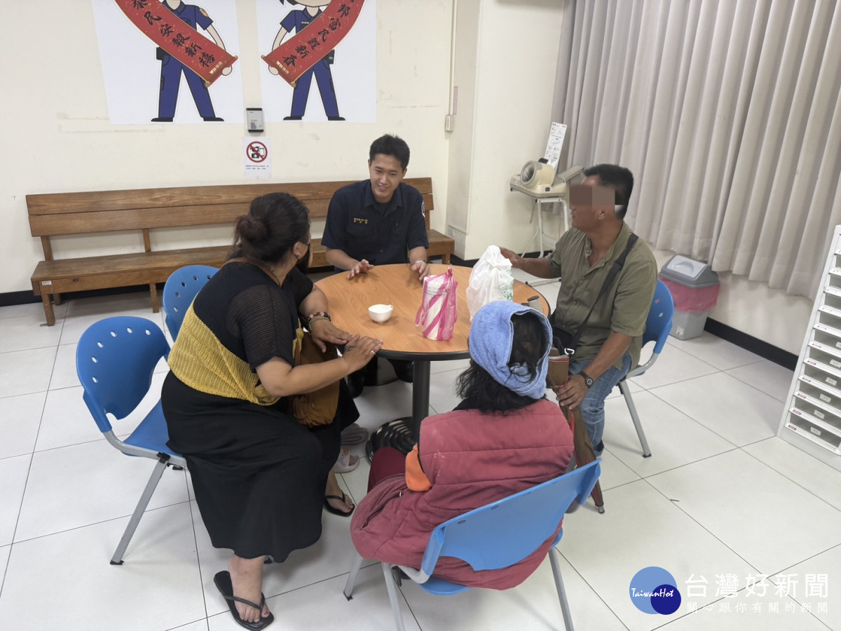8旬迷途婦步行6公里，壢警攜實習生齊助返家。