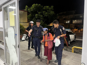 8旬迷途婦步行6公里，壢警攜實習生齊助返家。