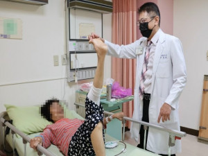大甲李綜合醫院骨科醫師王芳英教82歲的陳姓患者抬腳復健。（記者陳榮昌攝）