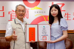 宜蘭縣代理縣長林茂盛（左），於8日公開表揚榮獲宜蘭縣2025年總統教育獎得主林亭萓同學（右）。（圖／宜蘭縣府教育處）