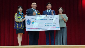 同濟會台灣總會竹苗區捐贈清寒學童獎助學金。