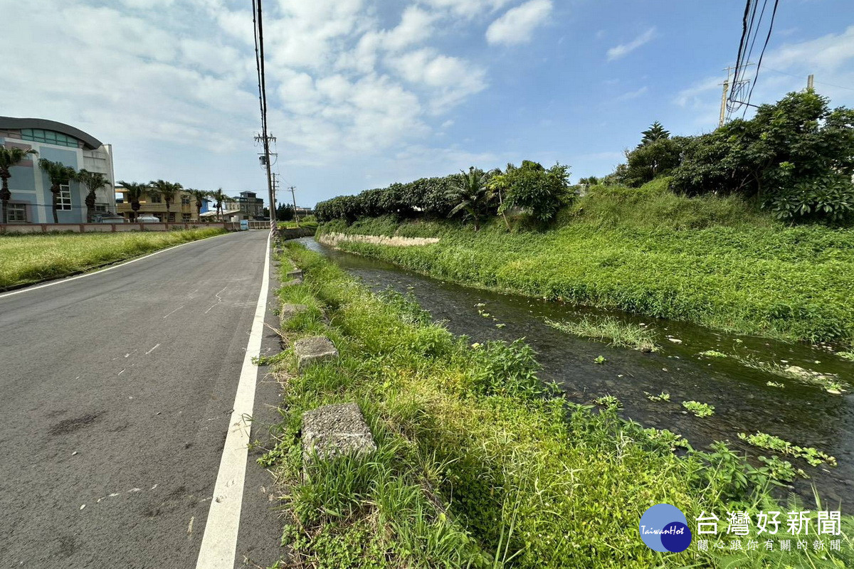 竹圍國中旁因水路束縮造成水位抬升，規劃向右拓寬並新建護岸。<br />

