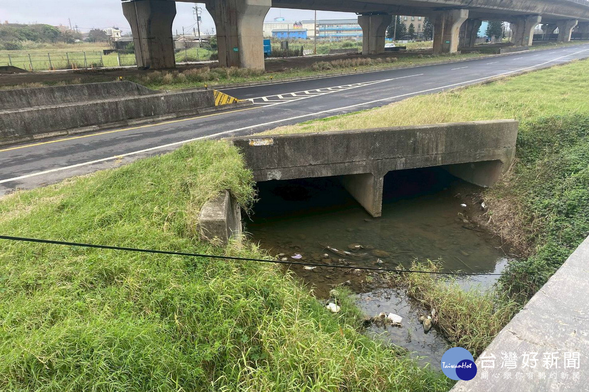 台61線西濱快速道路下方箱涵頂版過低，將改建加大通洪能力。
