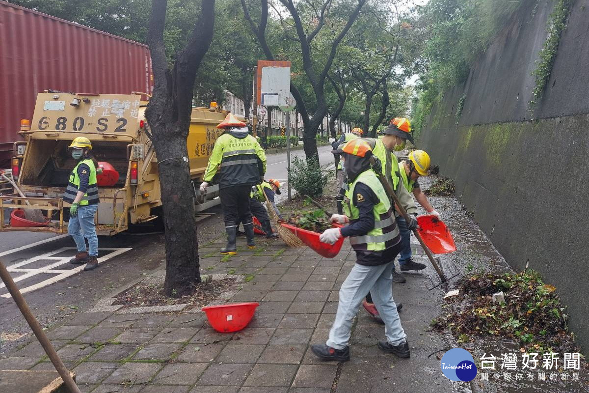 「丹娜絲」颱風遠離，桃園市政府環保局迅速清理恢復市容 。<br />
