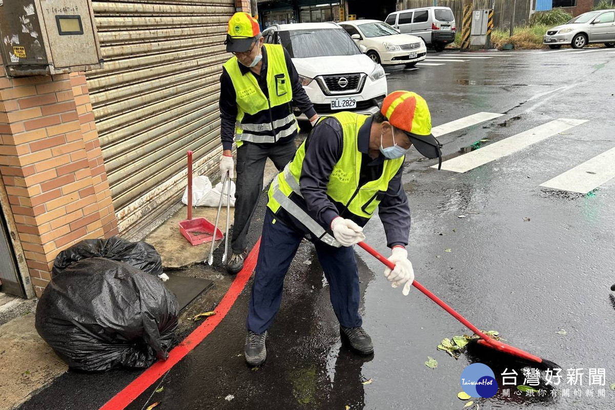颱風過後容器容易孳生蚊蟲，桃市保局籲民眾落實巡倒清刷嚴防登革熱。