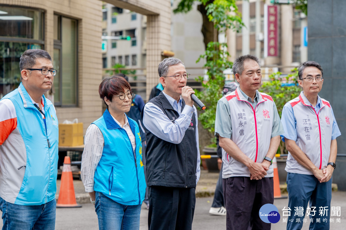 王副市長勉勵救災團隊。
