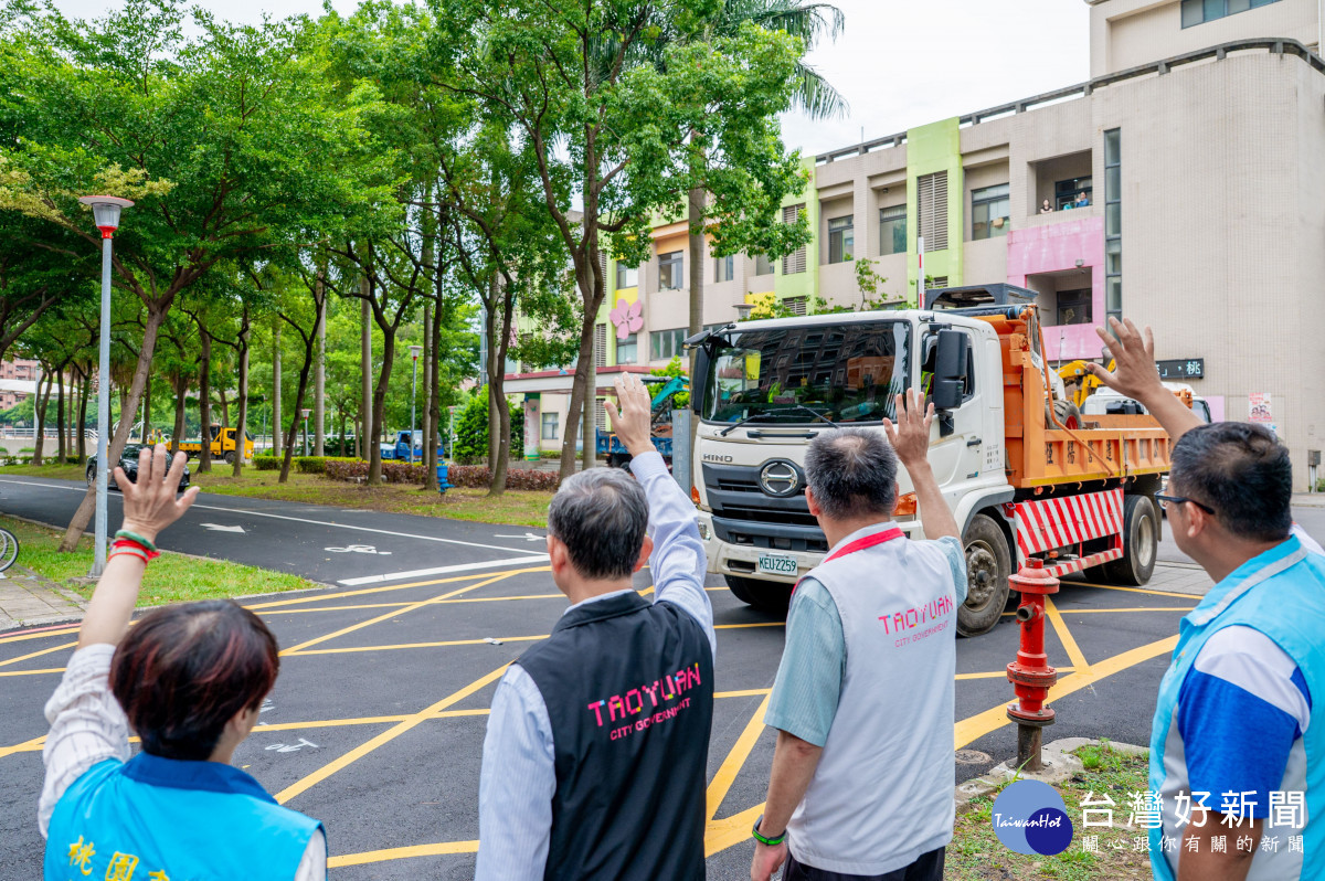 王副市長揮手目送救災團隊南下馳援。