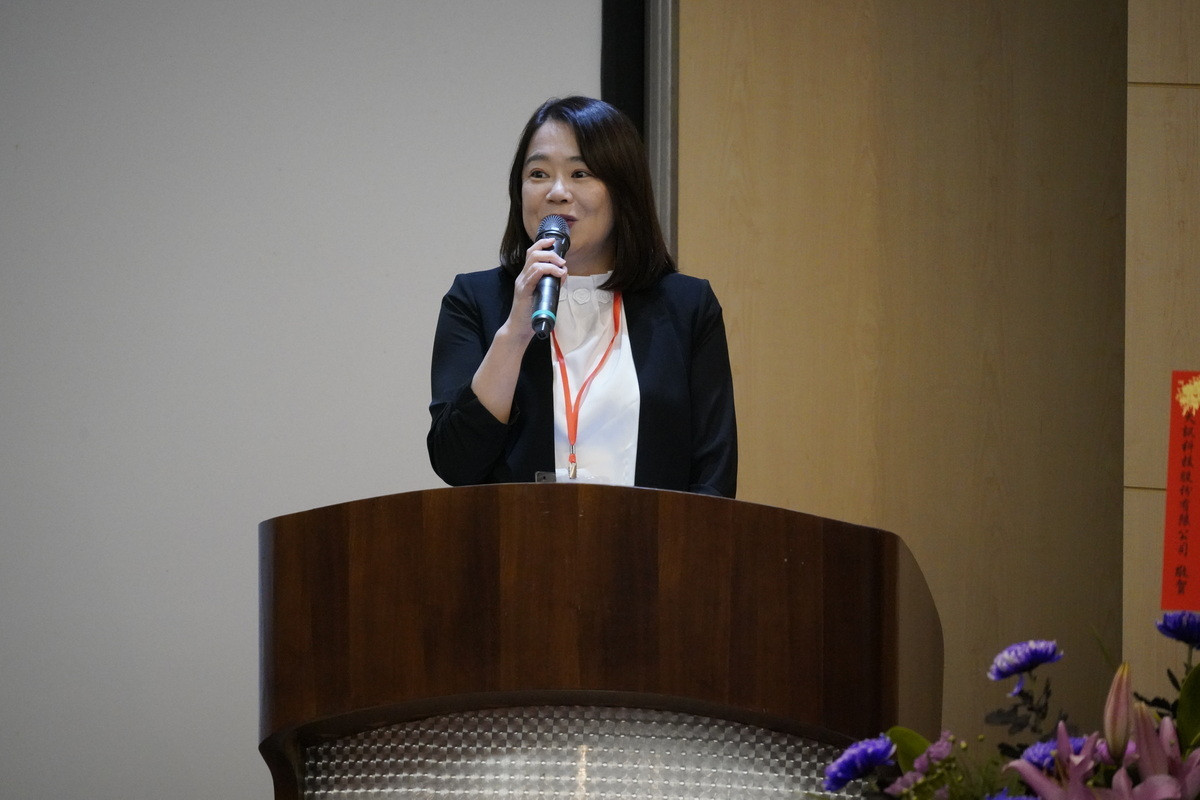 冠西電子財務長盧筱瑄說明與浩然科技合作，雙方共建實體展示場域。