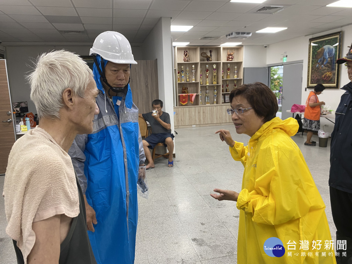 彰化縣長王惠美視察易淹水地區，調派抽水機加速讓積水消退。圖／彰化縣政府提供