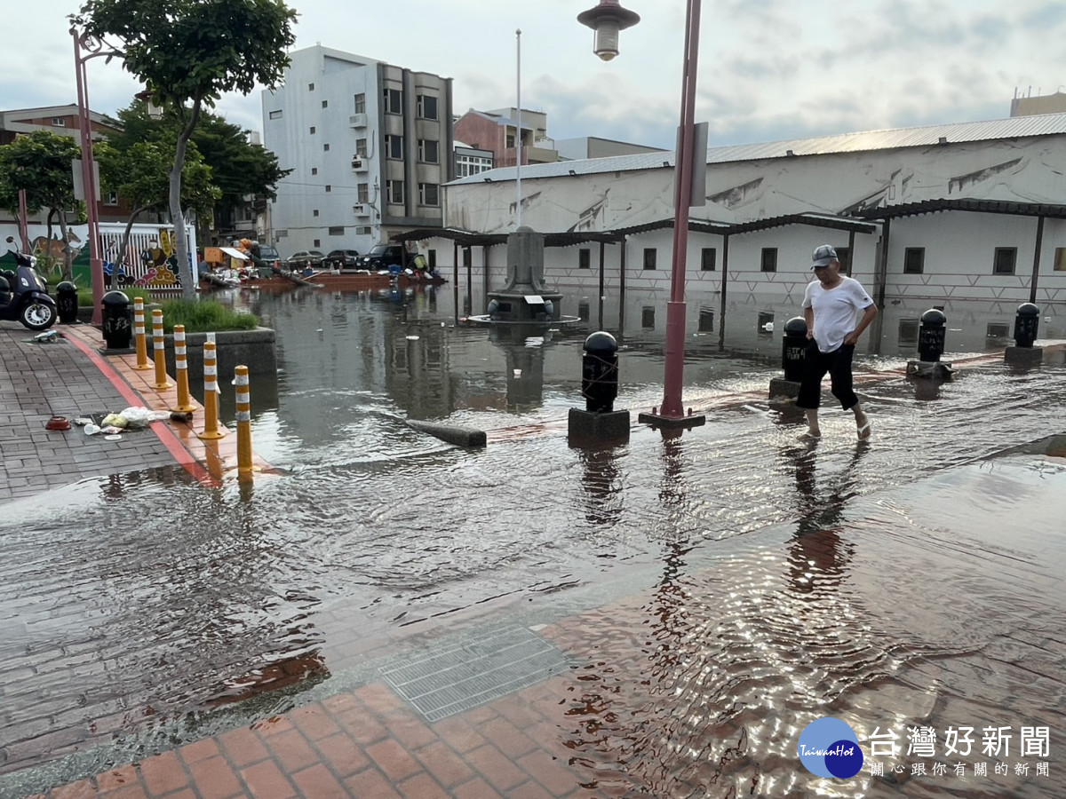 彰化縣長王惠美視察易淹水地區，調派抽水機加速讓積水消退。圖／彰化縣政府提供
