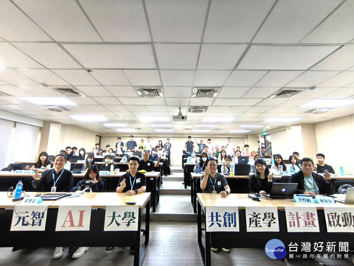 「AI University實習生計畫」參與師生合影