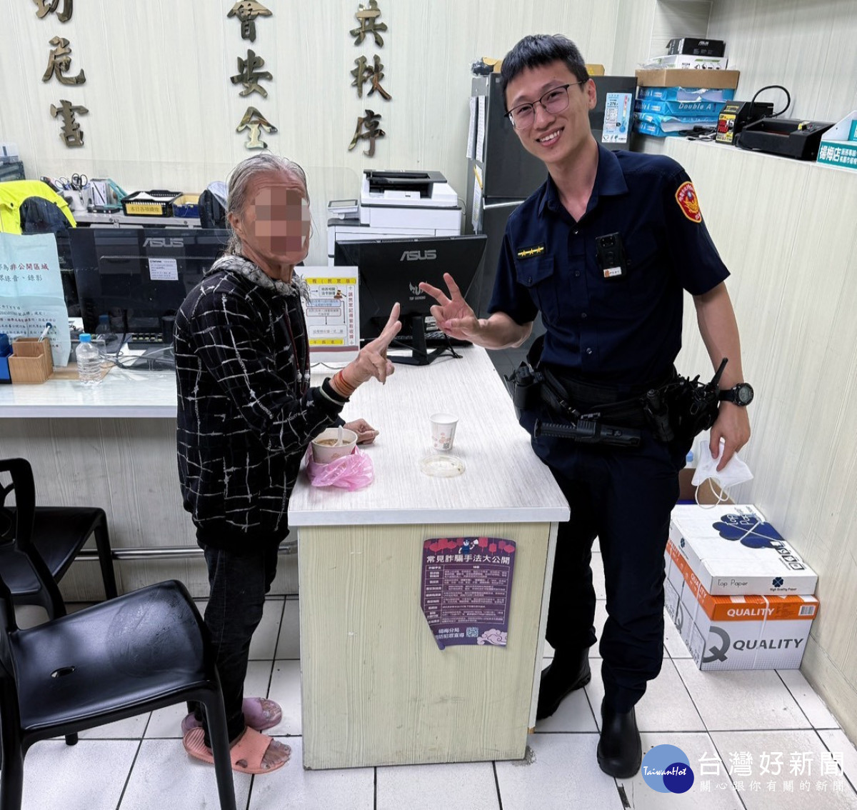 警方巡邏主動關懷迷途老婦，暖心協助平安返家。