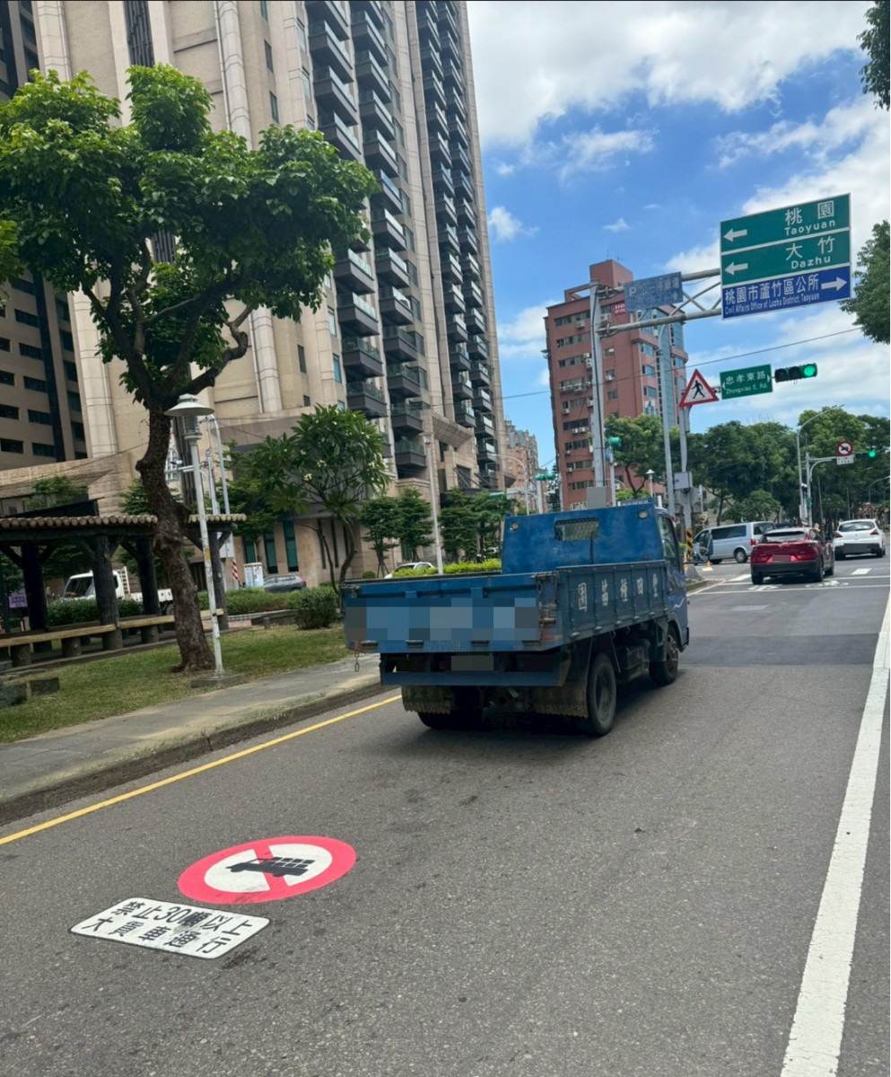 路口增設大貨車禁行警示Logo。