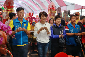 許縣長林議員張市長等都來上香祈福。（縣府提供）