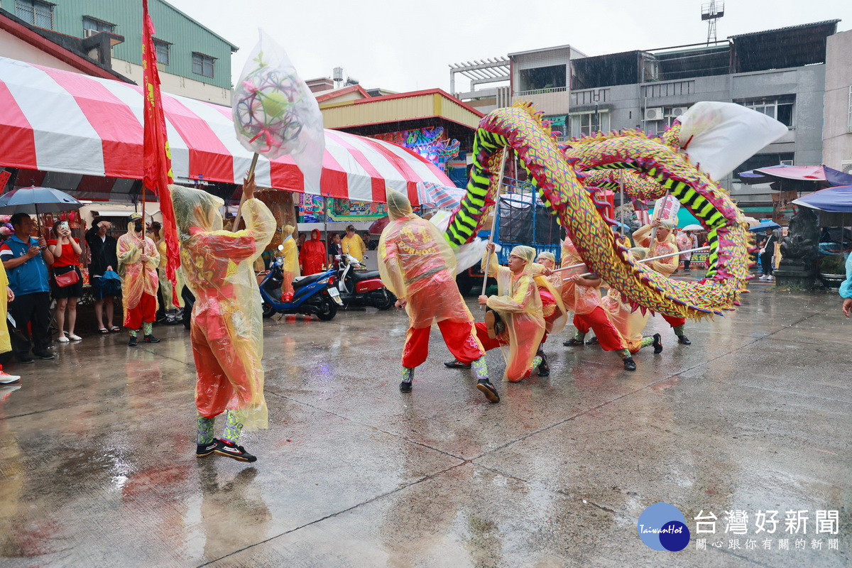 龍隊在雨中賣力演出。（縣府提供）