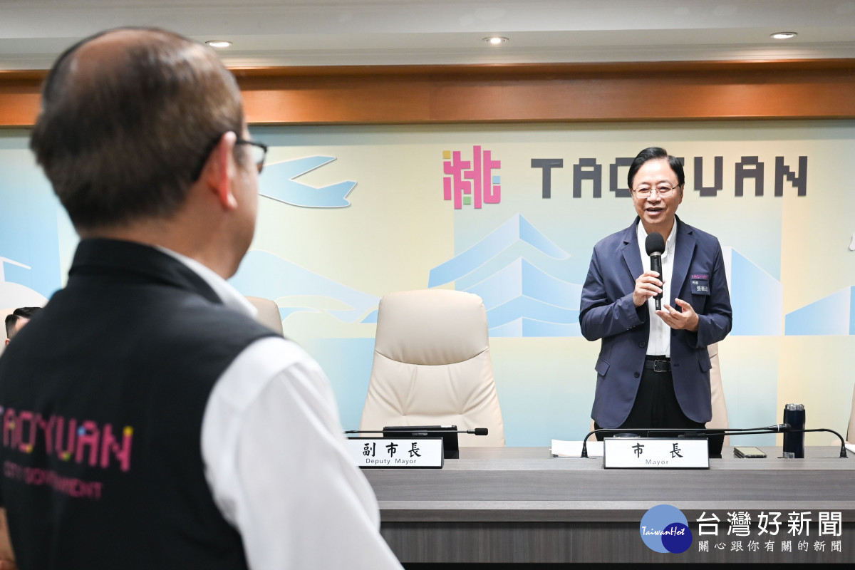張市長感謝吳局長對桃園治安的奉獻。<br />
<br />
