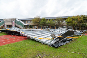 三江國小頂樓隔水工程遭強風吹襲，整片結構被掀落至校內操場／嘉義縣府提供