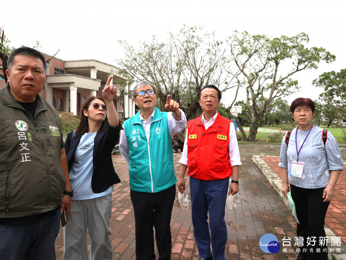 教育部長鄭英耀與嘉義縣長翁章梁等人前往義竹國中勘災／嘉義縣府提供