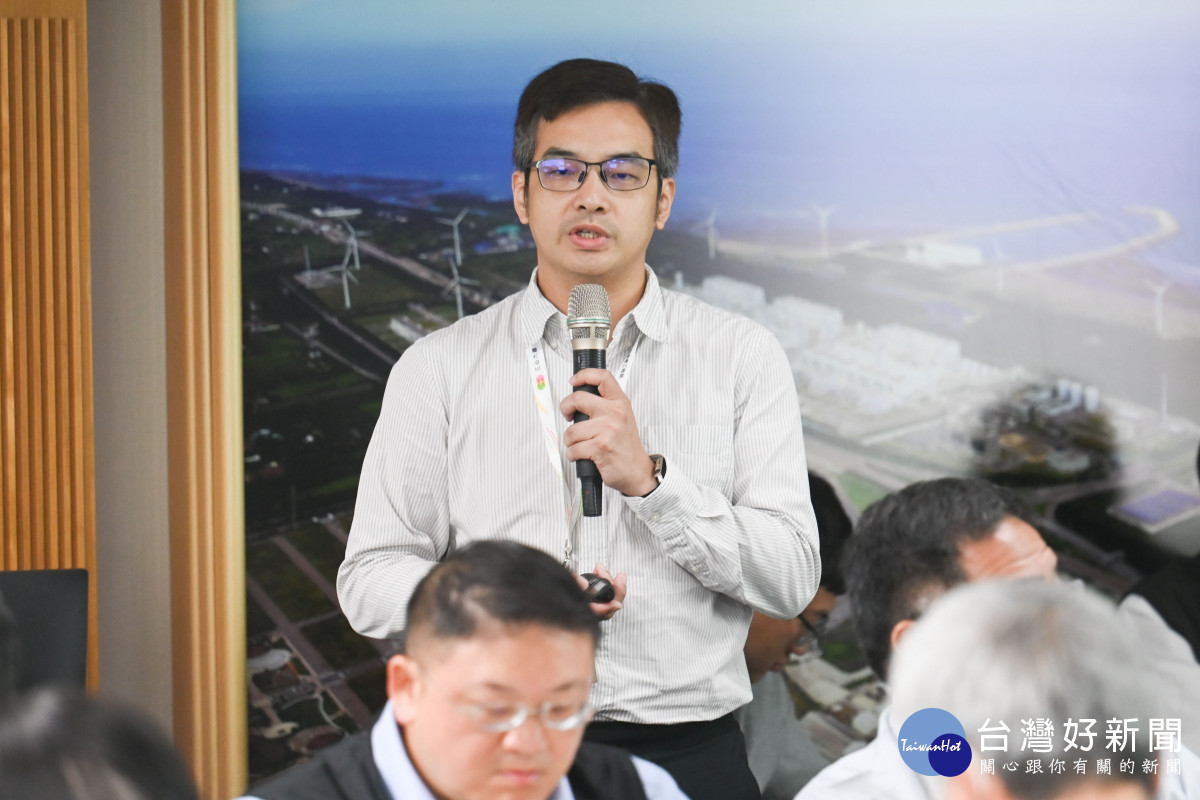 捷工局同仁說明捷運棕線計畫。