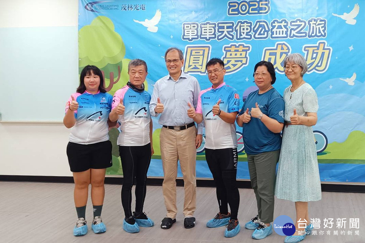 茂林光電董事長李滿祥肯定隨行老師及志工。<br />
