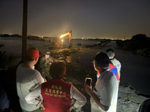 王惠美馬不停蹄視察彰化縣內各地災情。圖／彰化縣政府提供