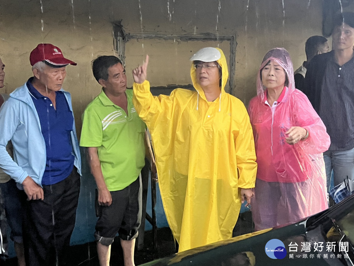 王惠美馬不停蹄視察彰化縣內各地災情。圖／彰化縣政府提供