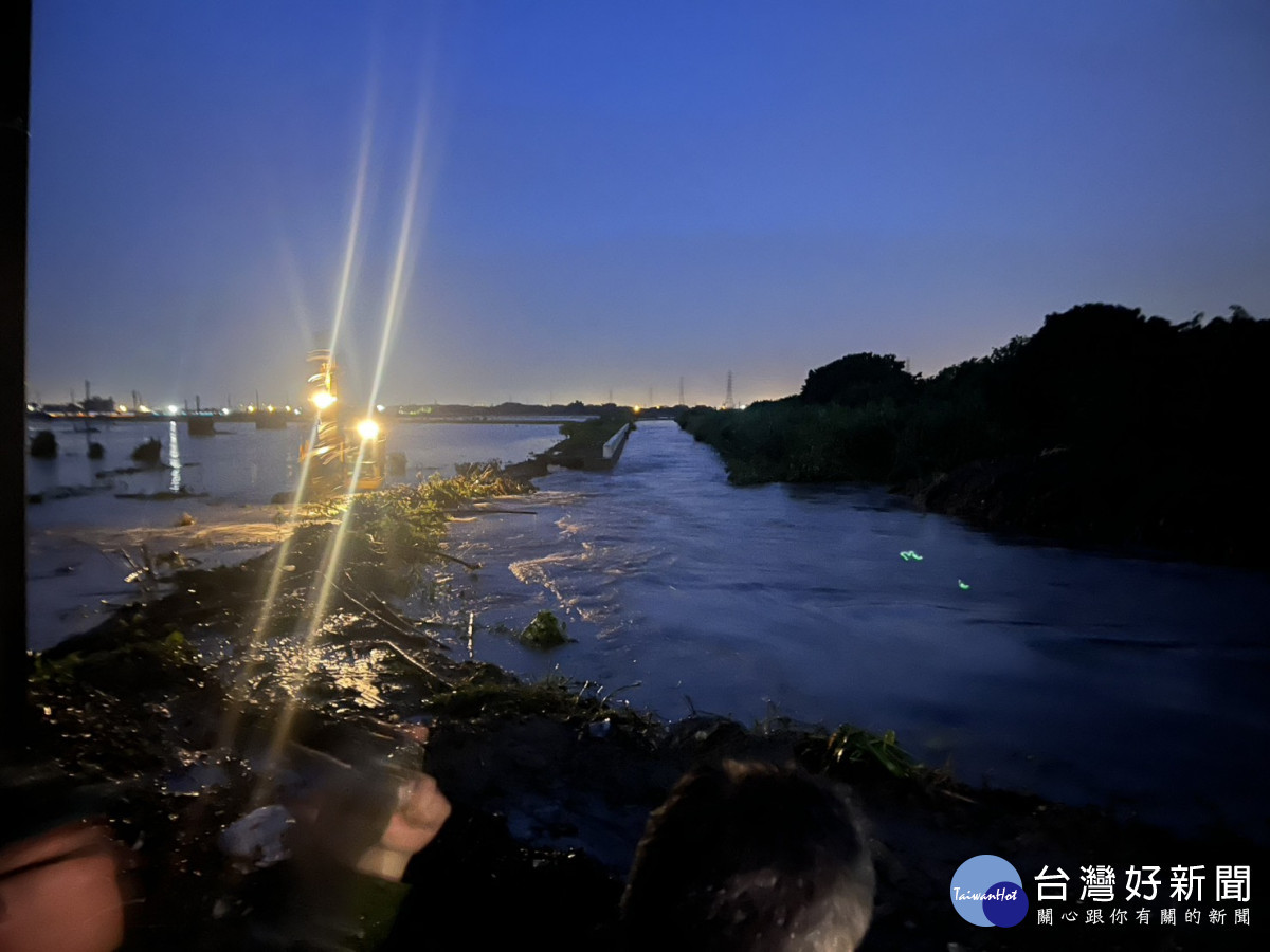 王惠美馬不停蹄視察彰化縣內各地災情。圖／彰化縣政府提供
