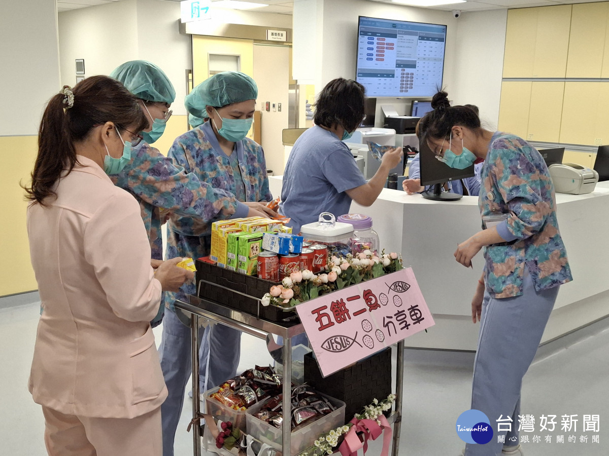 「五餅二魚分享車」送上暖心點心與飲品，成為許多護理人員繁忙中的小確幸／嘉基醫院提供<br />
