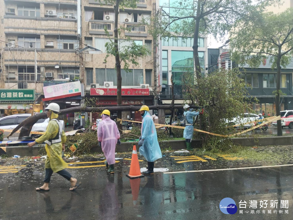 丹娜絲颱風重創嘉義市，市府啟動「搶通、去化、清理、復原」4階段應變程序，昨(9)日全數搶通市區11條主要幹道、15個路段／嘉義市府提供