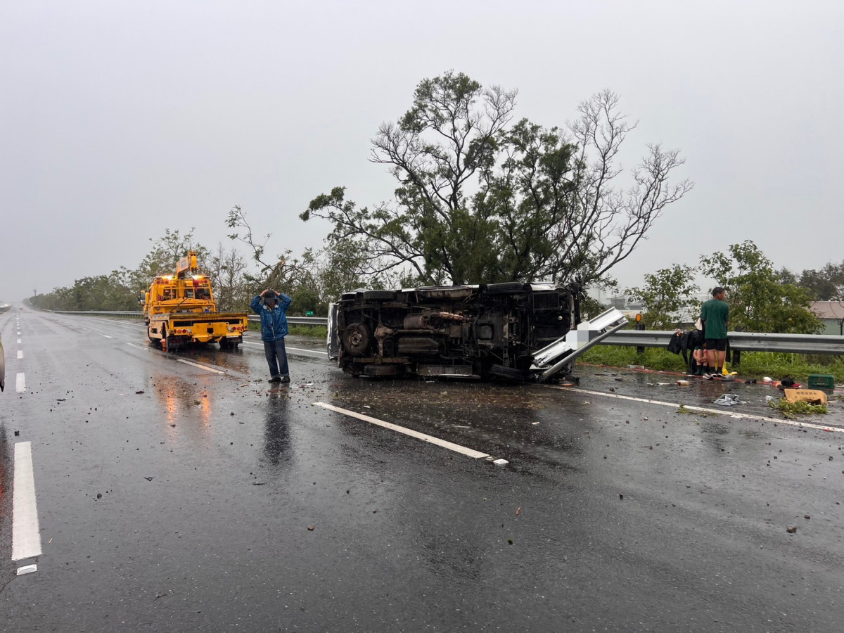 水上鄉忠和國中棒球隊教練開車載選手前往比賽途中，在國道3號南下308K失控翻車／警方提供