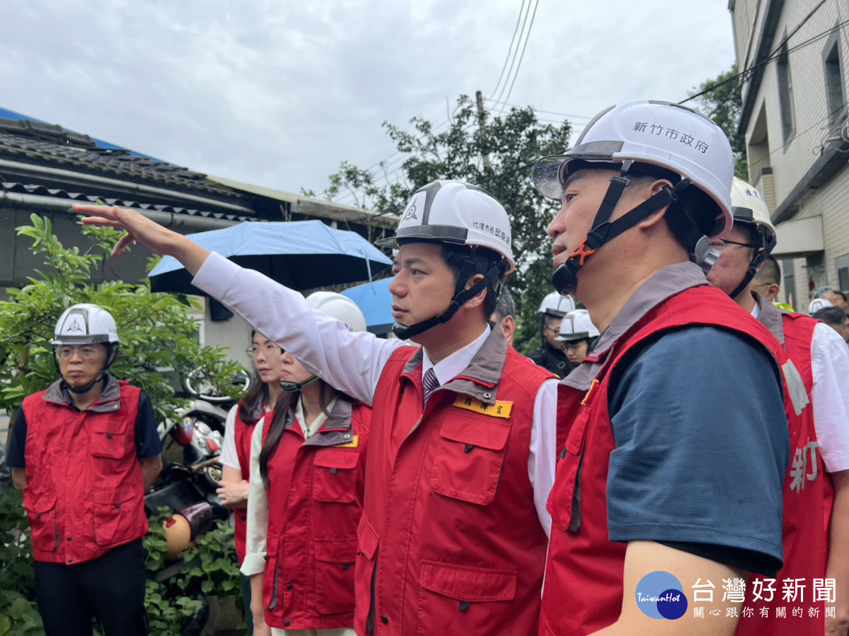 代理市長邱臣遠率隊前往元培街受災區勘察。<br />
