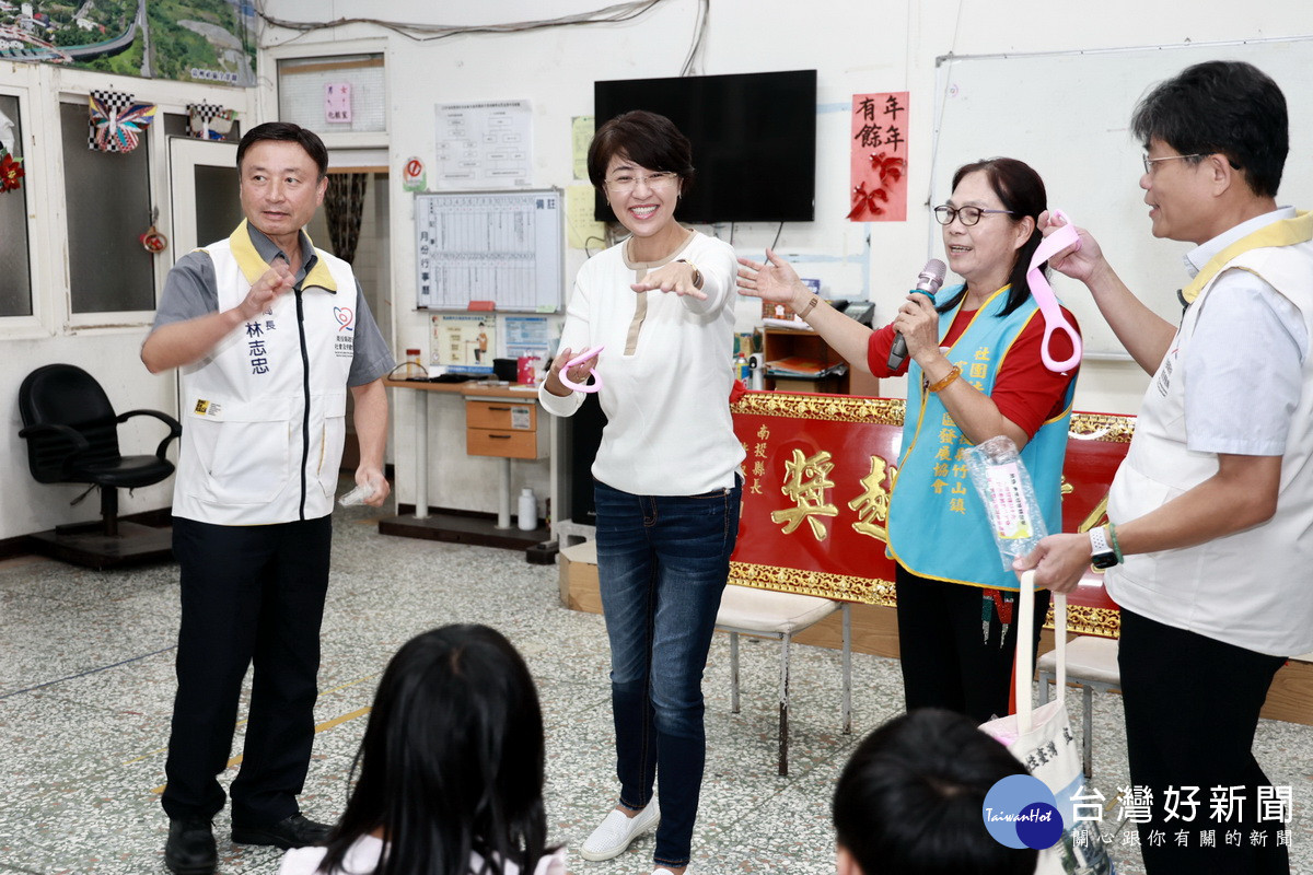 許縣長肯定富州社區照顧老幼周全。（縣府提供）