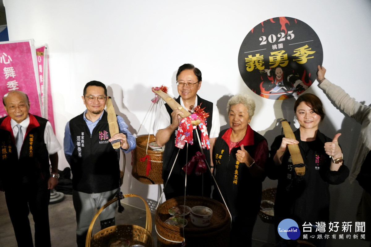 桃園市長張善政與客家局長范泰基進行客家擔飯儀式。<br />
