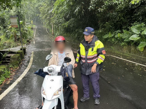 8旬失智翁迷途山區被竹山秀峰派出所員警尋獲。（竹山分局提供）