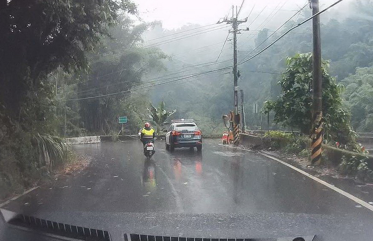 警方勸翁搭警車，幫他騎機車返派出所。（竹山分局提供）