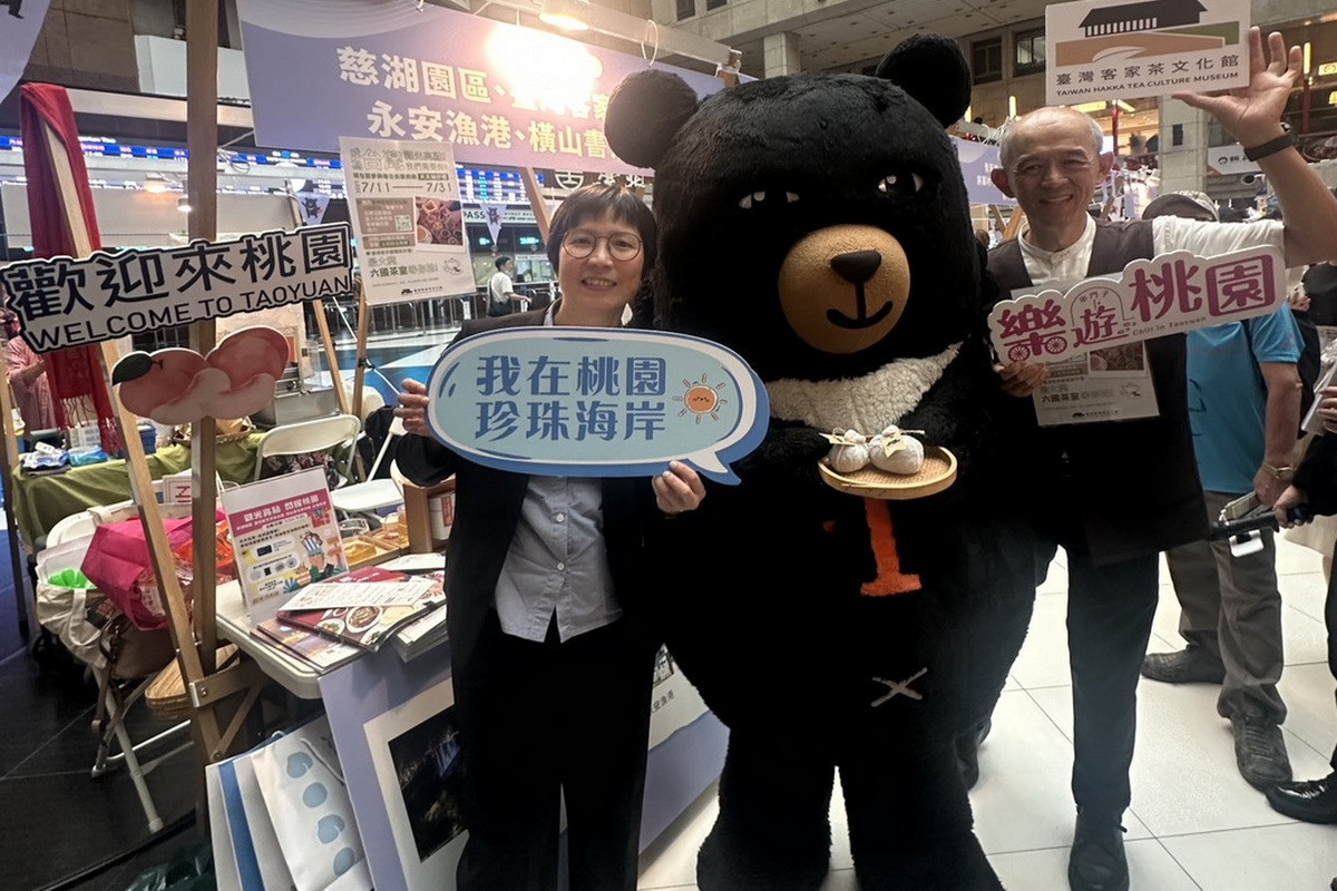 桃園市政府觀旅局代理局長王麗娟宣導桃園觀光。<br />
