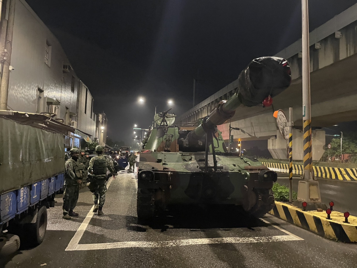 新屋區新榮路發生一起軍用車輛交通事故，警方隨即趕赴現場處理。