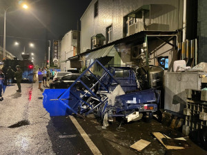戰車不慎擦撞路旁停放的汽車，共計造成四部自小客車毀損。