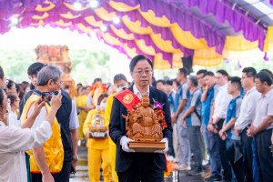 張市長參與法會敬拜儀式祈求庇佑市民順遂平安。
