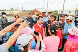 嘉義縣長翁章梁前往沿海地區關心鄉親，了解業者面臨的困境／嘉義縣府提供