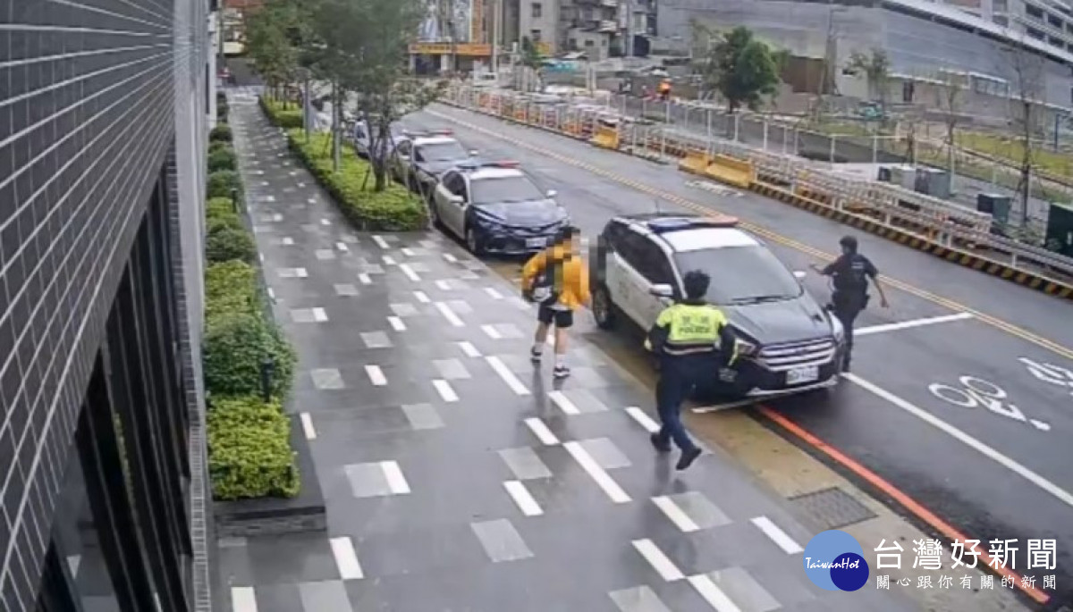 分科測驗家長爆胎欲借警車，壢警4分鐘護送考生及時到考 。 　　