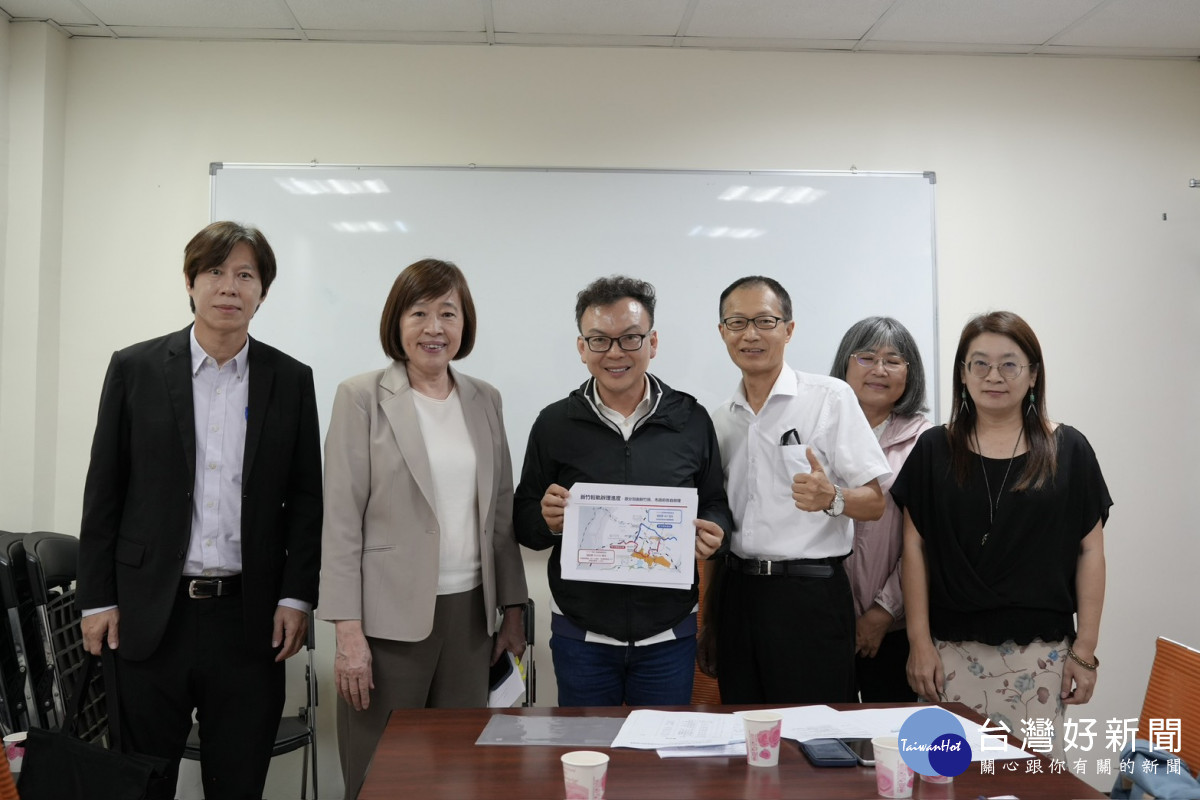 左二：國發會副主委高仙桂。右一：交通部鐵道局主秘陳慧君。右三：新竹市政府交通處處長倪茂榮。