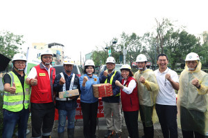 今(11)日下午雲林縣長張麗善到嘉義市為前來支援的雲林縣工程團隊打氣，黃敏惠親自向張麗善表達感謝／林詩涵翻攝