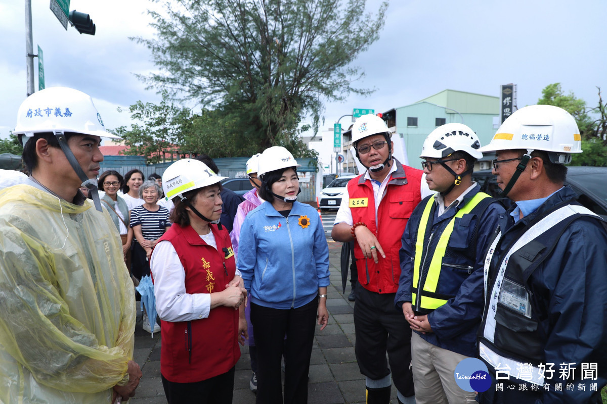 今(11)日下午雲林縣長張麗善到嘉義市為前來支援的雲林縣工程團隊打氣，黃敏惠親自向張麗善縣長表達感謝／林詩涵翻攝